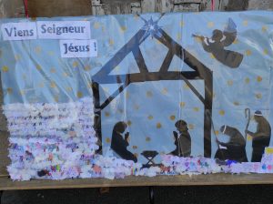 Dans la cour, sur un grand panneau représentat la crèche, les enfants ont déposé un mouton  portant leur intention de prière ou leur effrot.